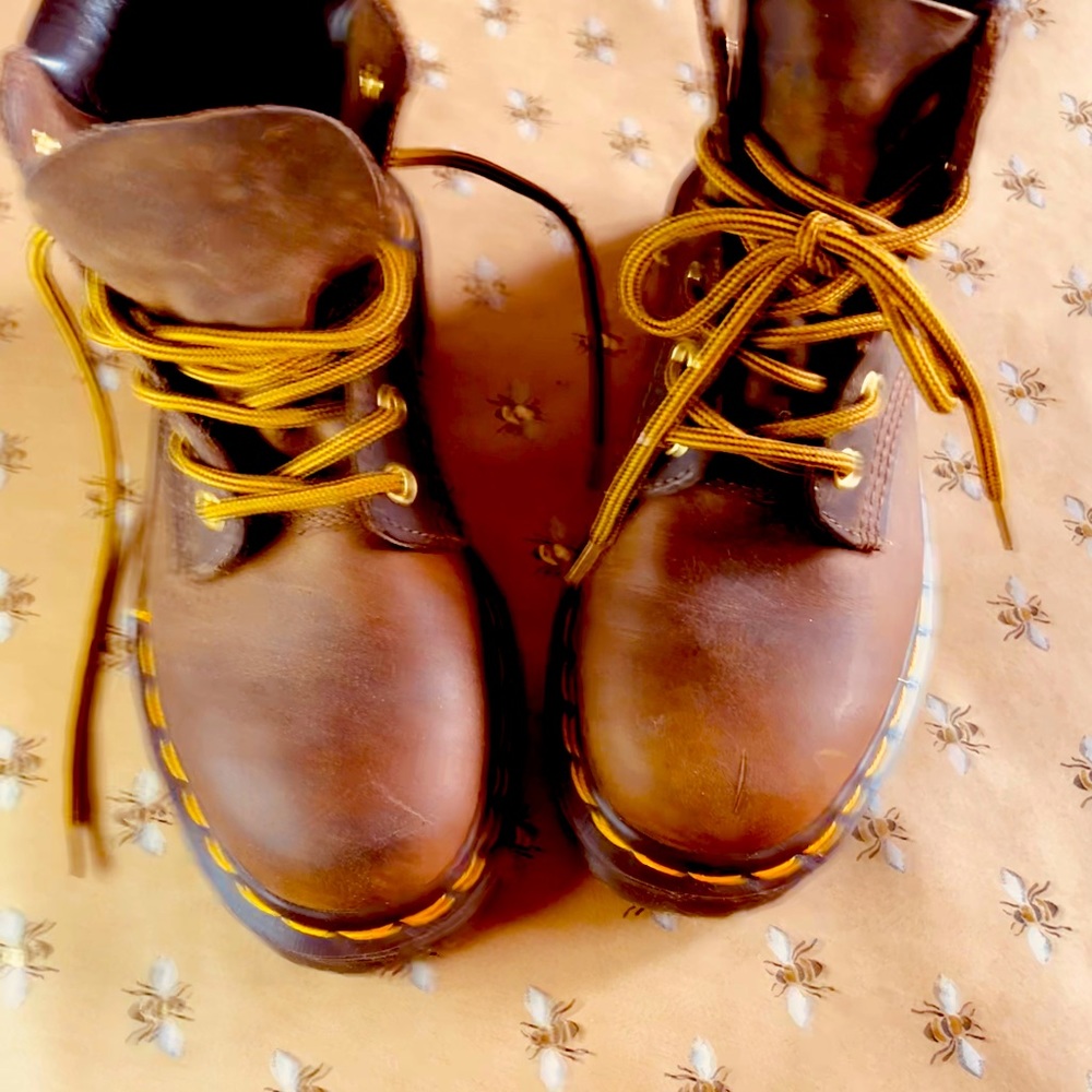 10” from tip of toe to end of heel.